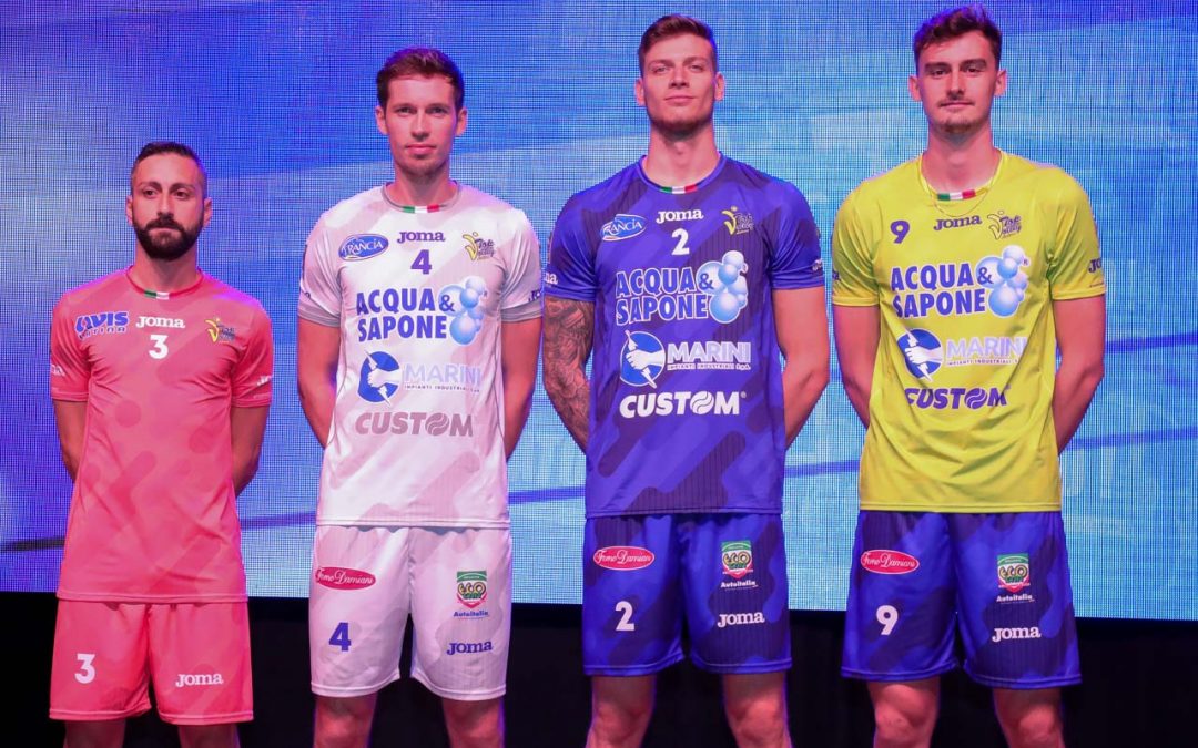 Presentata ufficialmente la Top Volley, domani si gioca alle 18 in casa (a Cisterna) con Perugia. Ecco le nuove maglie!