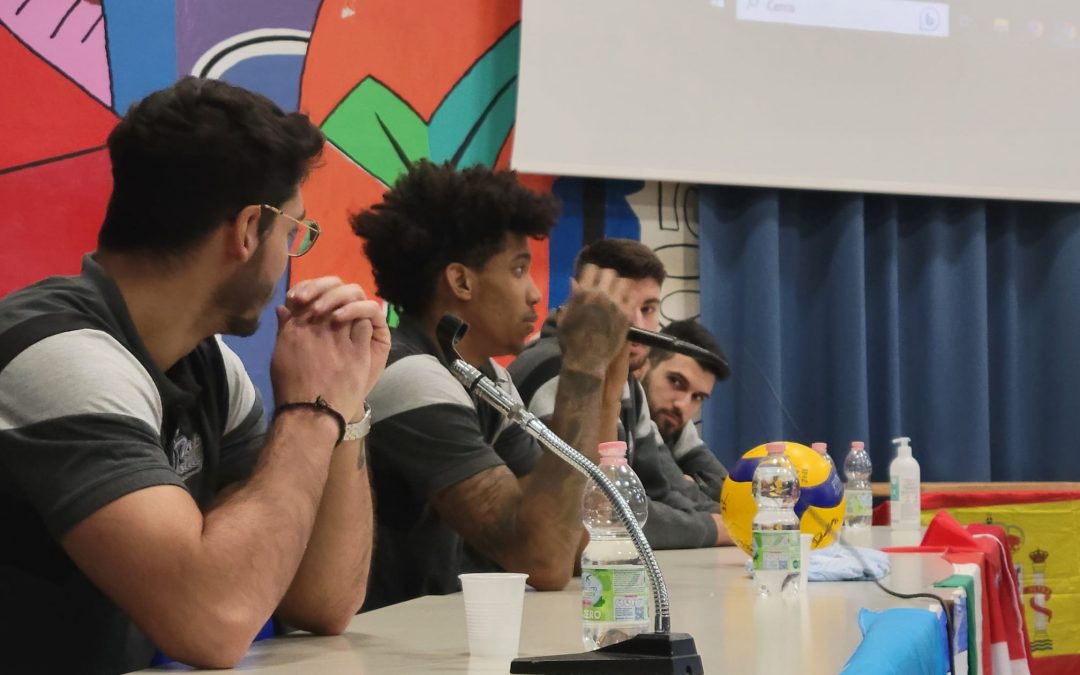 I campioni della Top Volley tra gli studenti sui banchi della scuola “Monda-Volpi”